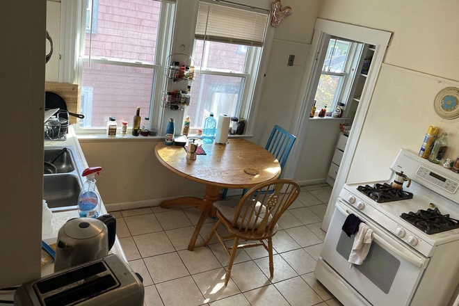 - - 7 BEDS WHOLE HOUSE NEAR TUFTS UNIVERSITY - RARE