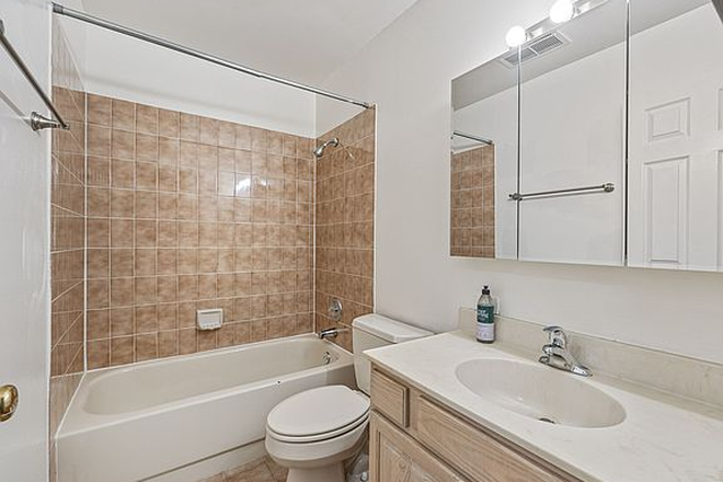 Private Bathroom - Apartment near campus, 1700 Hinman Ave, Evanston IL
