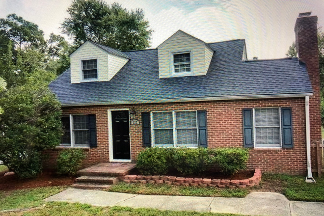 House Front - $700/person, available, near UNC, dog-friendly fenced yard, parking, washer/dryer, bus/bike acce House