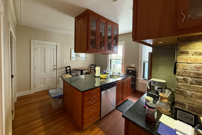 kitchen island - 3 bedroom Beautiful custom large kitchen classic Available now