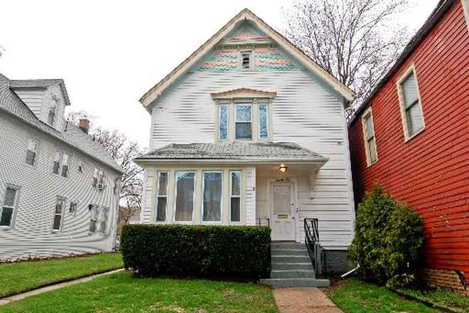 Outside street view - Maple Avenue Apartment, close to campus, great location on Foster and Maple
