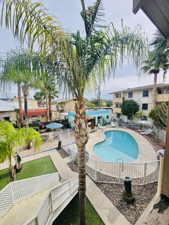 Courtyard and pool - 2 bedroom apartment close to U of A