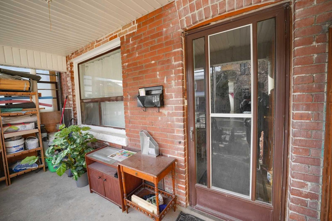 Outside Entrance - 4 Bedrooms with 3 Bathrooms Townhouse next to Kensington Market