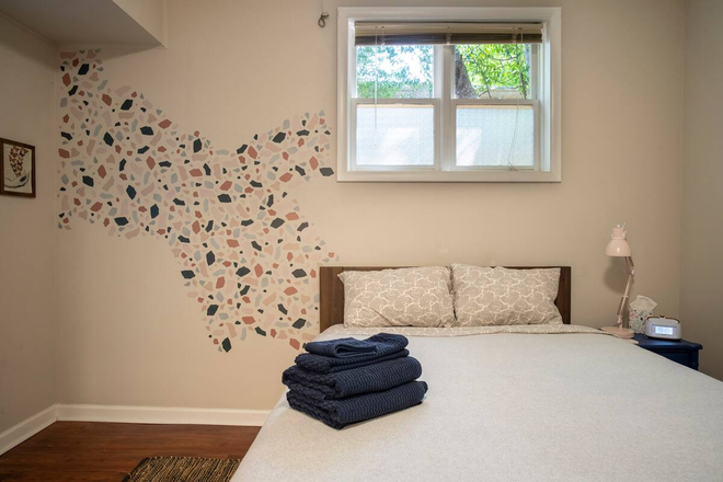 Queen bed - Large, Quiet Emory 1/1 with W/D and utilities included