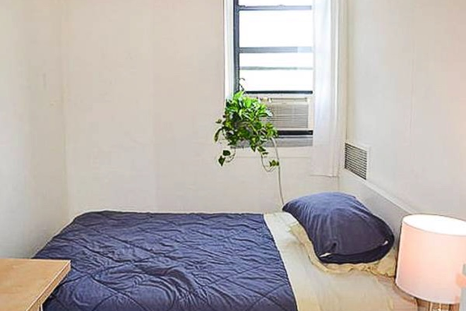 Bedroom available now - Bedroom available in townhouse apartment - 20 minutes to campus!