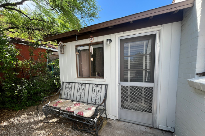 Front entry - Furnished Attached Studio NE of Campus, utilities included