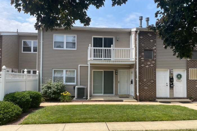 First Floor Condo, Outside view - Quiet 1BR First Floor Condo with Pool, Parking, and Great Location