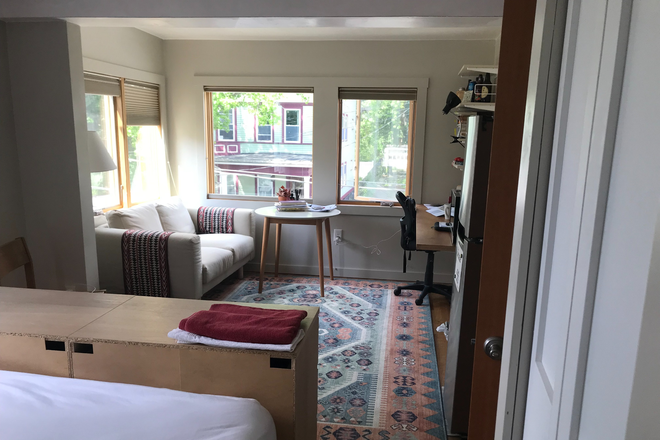 Sitting - Cambridge bed/sit rm in family home 20 min. to Harvard Sq by bus