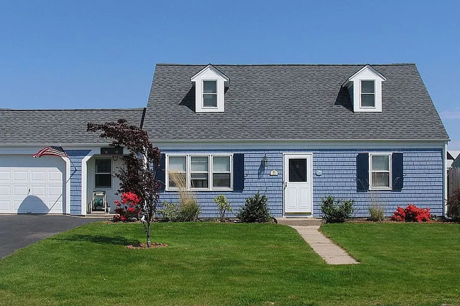 Front of House - Available for a group of 4! 4 Bedroom home in Eastward Look!