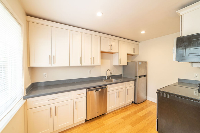 - 1128 - 1130 Bancroft - 3BR/1.0BA