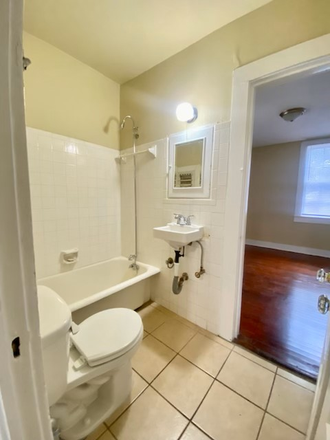 quiet bathroomm - 1905 S Carrollton Ave 1I