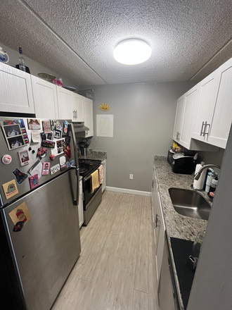 Kitchen - Harbor Point on the Bay Apartments