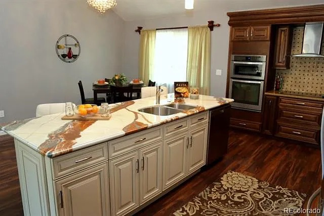 kitchen - Beautifully Maintained Home in a Prime Aurora Location