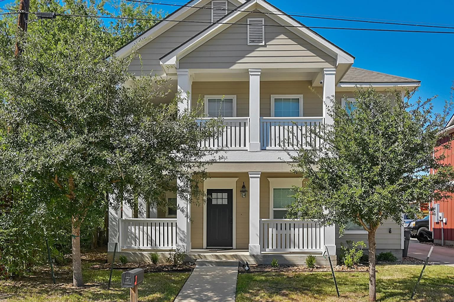 House, Street View - House Room Close to campus and HEB