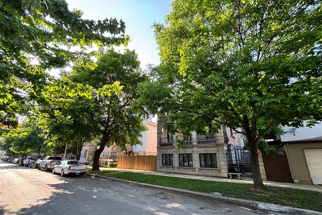 Outside Street View - Smith Park - Chicago and Western Apartments