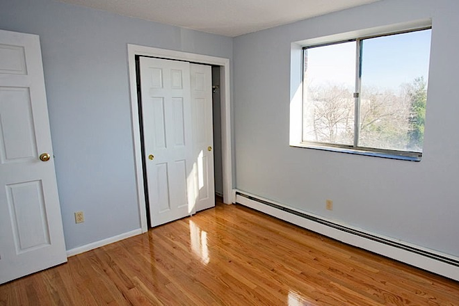 hubrealtyproperties.com - Spacious 2 bedroom with open floor plan, across the street from a park Apartments