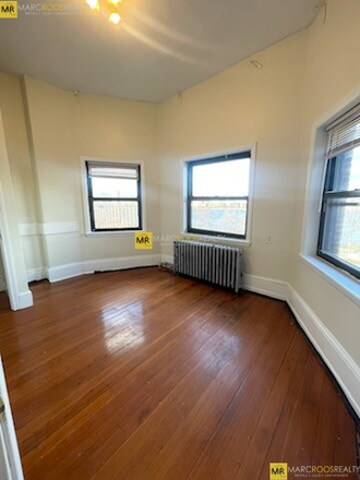 Bedroom - Bay State Rd 3 Bed Kenmore Sq Apartments