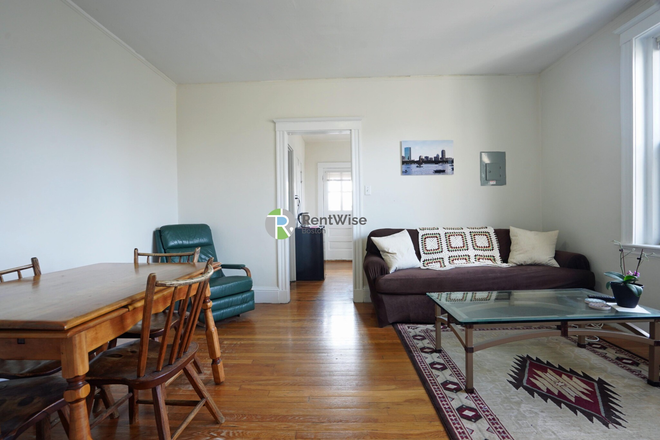 1 - June 2026 – Spacious Central Square 3 Bed • Heat & Hot Water Included • No Fee Apartments