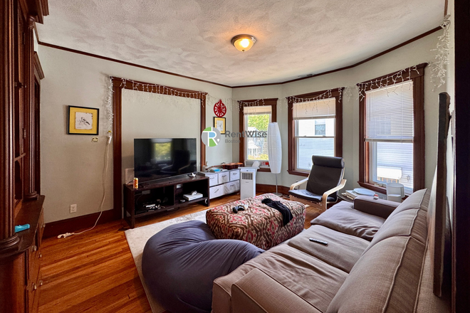 1 - JUNE 2027 | Inviting Medford 5 Bed, 2 Bath Duplex | Water Included | No Broker Fees! Duplex