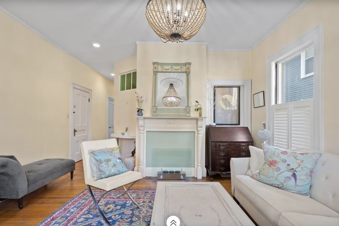 Livingroom - Gorgeous Victorian Three Bedroom close to Redline in Quiet Beautiful Artsy Neighborhood Condo