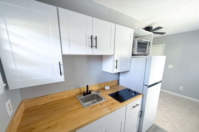 Kitchen - UCF 1 bedroom, 1 bathroom apartment