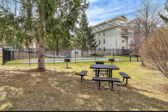 Pool area - Condo Close to Campus and Hospital