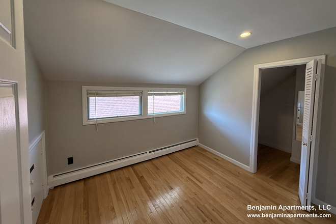 Room - ⭐ Rare Find: Cozy Bedroom with Walk-In Closet | 10-Min Walk to Tufts
