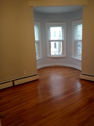 Master Bedroom - Large Sunny Renov 2 bedroom Condo incl heat/HW, LivRm, Eat-In Kitchen, walk to Kendall/Inman