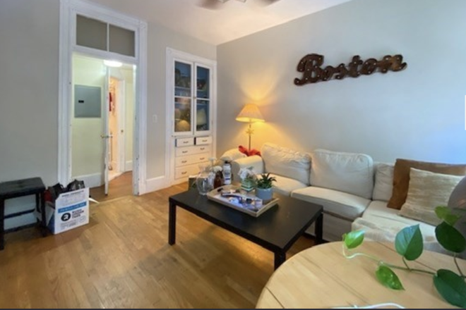 Living Room / Lounge - 124 Calumet Street #3