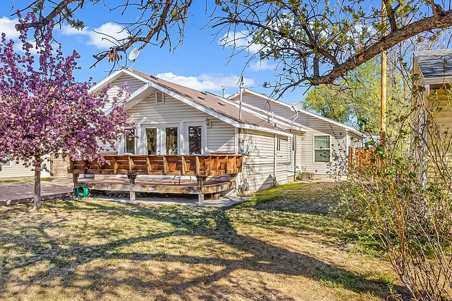Front Porch - 3 Bedroom House Close to Campus