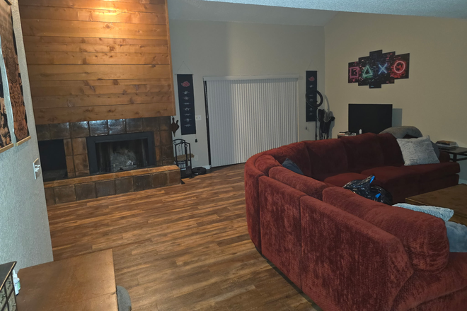 Living area - OSU HSC Student Roommate Wanted Condo