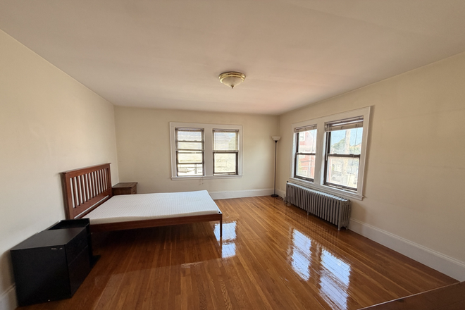 Master bedroom - Large master suite with private bath near Tufts Apartments