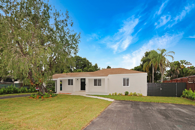 Front - Beautiful Home with 5 minute walk to campus or 2 minute drive