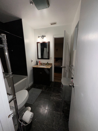 Shared full bathroom view c - Nors House