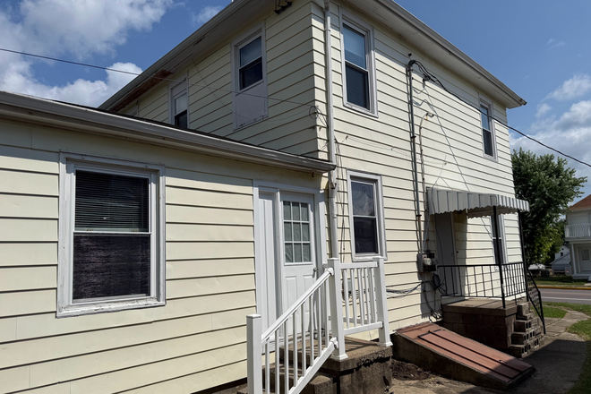 Outside - Side of House - Up to 8 Students - Professor Owned - Easy walk to campus and uptown House