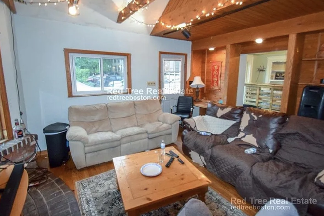 Living area - 15 Radnor Rd, Close to Campus, Fall Sublet Duplex