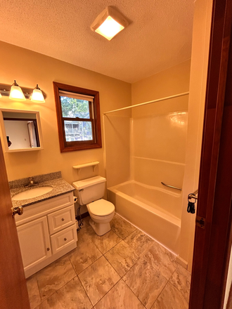 Full bathroom - Apartment close to Amherst Center