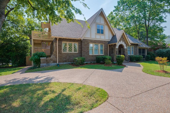 Beautiful Piedmont Style 1930s home - Beautiful 2 bedroom/1 bath apartment with all untilities paid