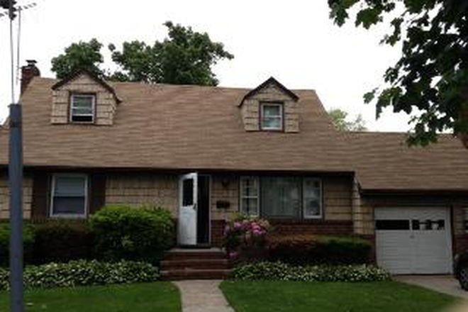 Front Yard - LOCATION, LOCATION! 2 ROOMS available SUPER SPACIOUS (Female Medical/Law/Grad Only)