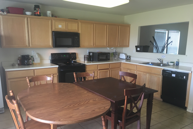 Kitchen - All UCM students Master Brm Double Occupancy at $425 each - Total $850 House