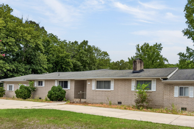 The Front of the House - Chapel Hill ~ Big Open floor and spacious House with in-law unit and big flat backya