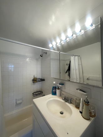 private bathroom - Riverhouse Apartments