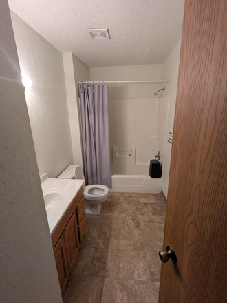 Bathroom - Highland Hills, close to campus Apartments
