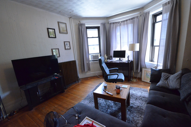 Living - Huge Studio Behind Whole Foods Walk to Campus 9/1/26