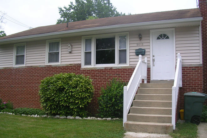 Front of house - 5 Bedroom House 1/2 mile from campus for 2026-2027 School Year