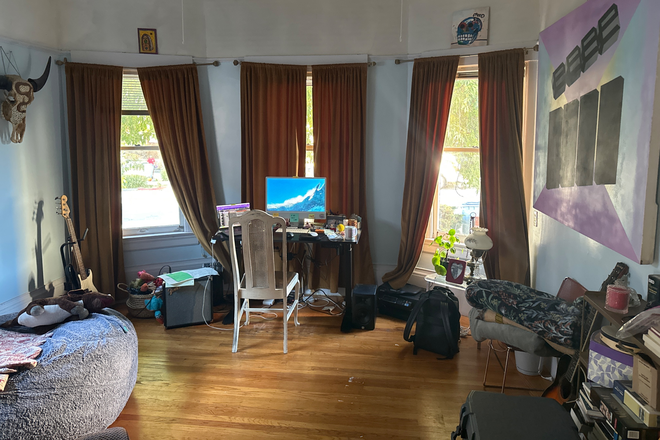 1 Large Victorian Room and your own bathroom! There is also a jacuzzi in our side yard :) - Parker Bungalow