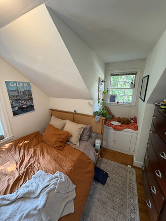 Bedroom. Has built in closet. I will leave my bed, mattress, desk, and any additional dressers I set up for you. - Available Bedroom in Beautiful Northside House