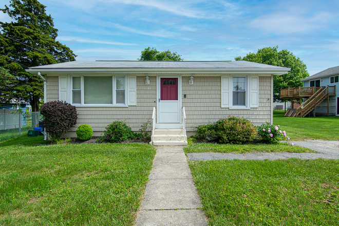 Front of House - Available for a group of 2! 2 Bedroom in Point Judith!