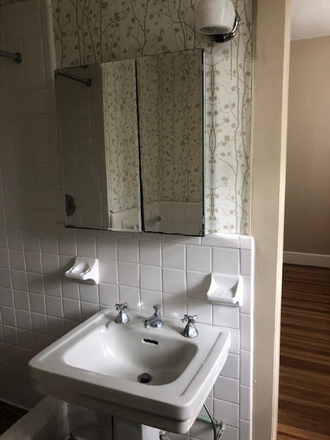 Bathroom - 702 REDGATE AVE / 2 BEDROOM / 2 BATH / OFFICE / WALKING DISTANCE TO EVMS / SNGH/ 4TH FLOOR UN