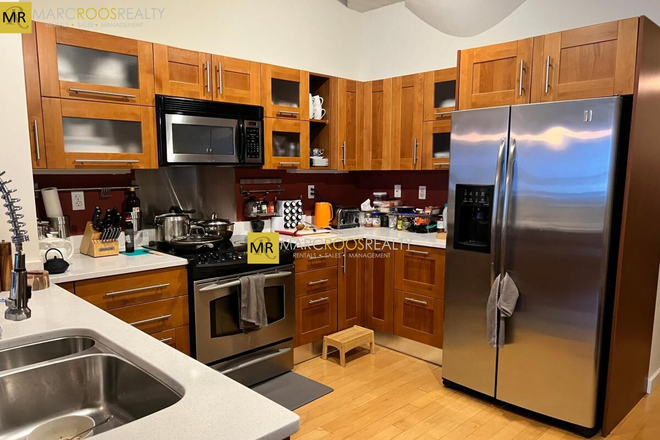 Call NOW for showings! 617-236-8600 - SOUTH ST - LUXURY 2BR NEAR SOUTH STATION AVAIL *8/1/2026* W/ LNDRY IN UNIT, GYM, 2 BATH, WIFI INC!